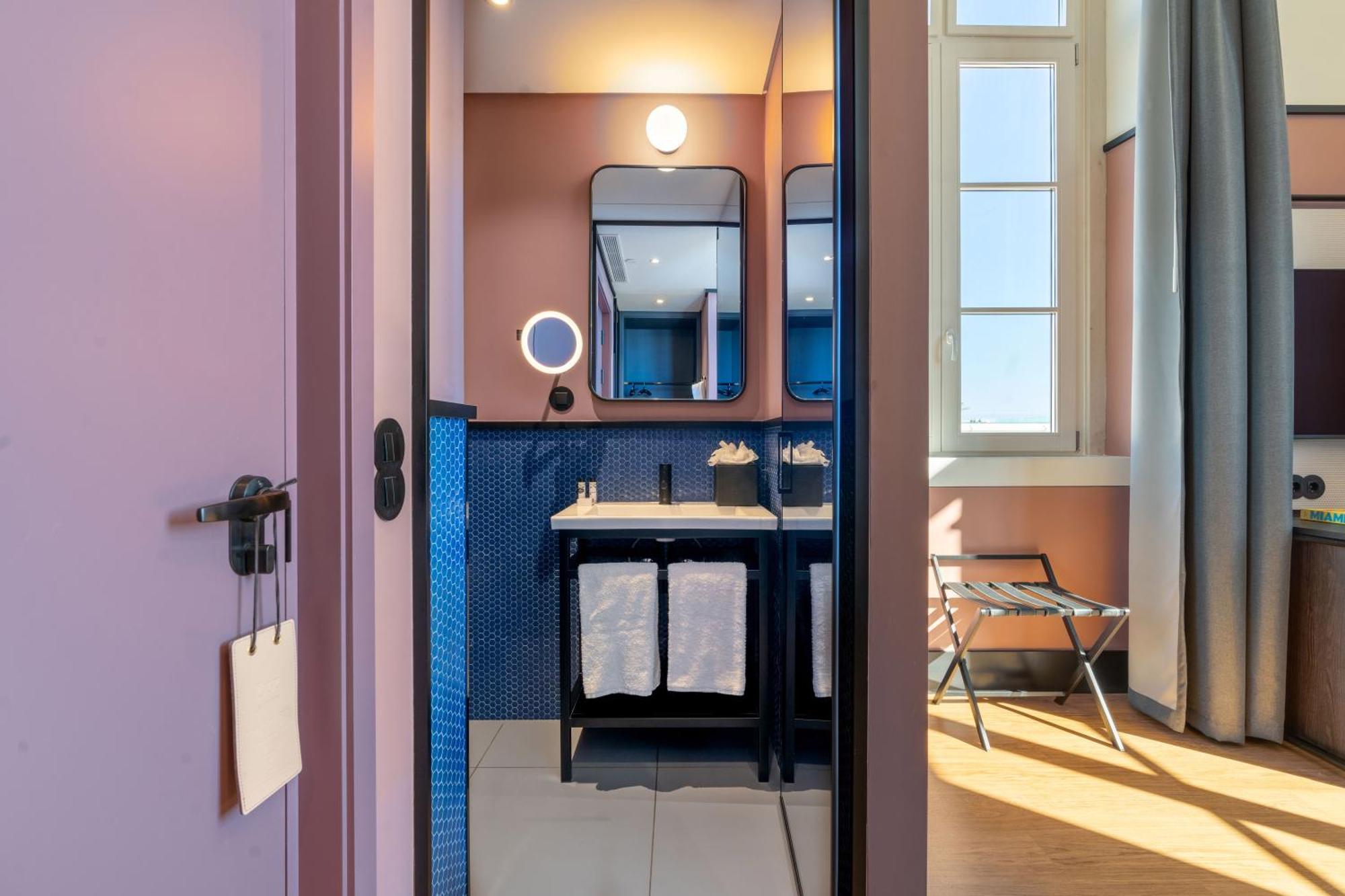 The Editory Riverside Hotel, An Historic Hotel Lisbon Exterior photo Bathroom of a room at the Hotel Grand Central